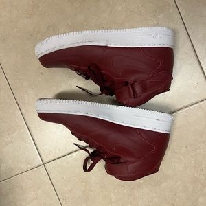 Nike Air Force cranberry men’s size 10. Worn maybe 3 times. Excellent condition